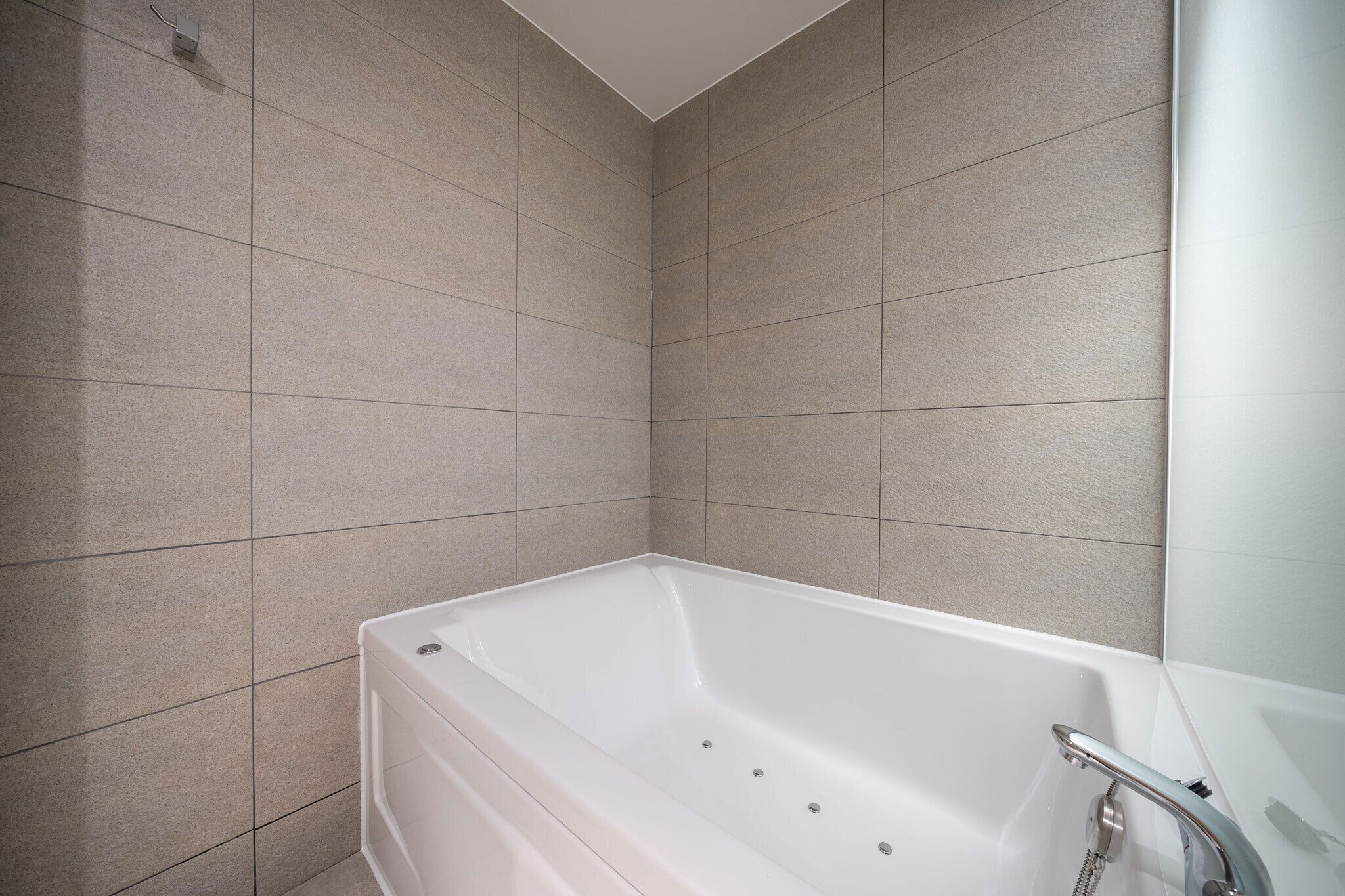 premium twin room | deep-soaking bathtub