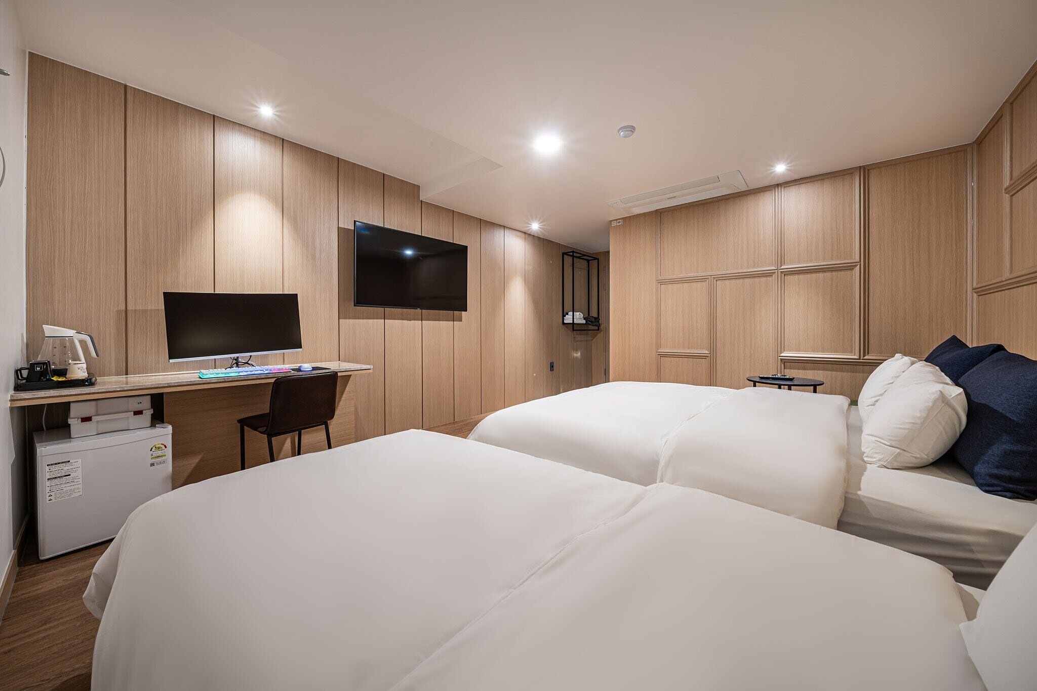 premium twin room | premium bedding, minibar, desk, soundproofing