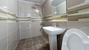 Shower, free toiletries, hair dryer, slippers - Cable Car Pension (Yeosu)