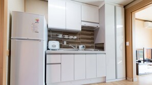 Fridge, shared microwave, stovetop, electric kettle - Cable Car Pension (Yeosu)