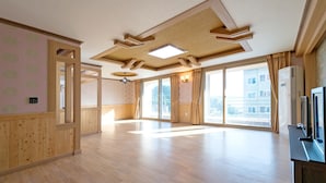 Room (18 PY) | WiFi (free), bed sheets - Cable Car Pension (Yeosu)