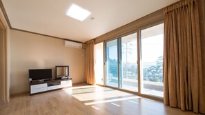 Room (16 PY) | WiFi (free), bed sheets - Cable Car Pension (Yeosu)