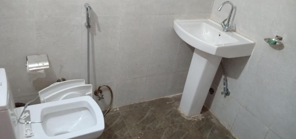 Kylpyhuone, jossa on wc, bidee ja pesuallas.