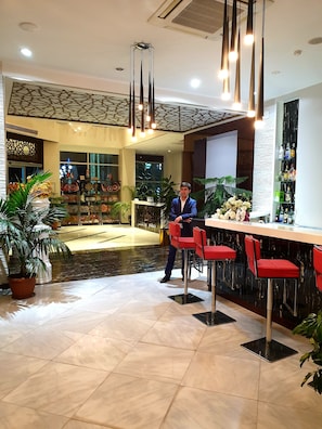2 bares/lounges