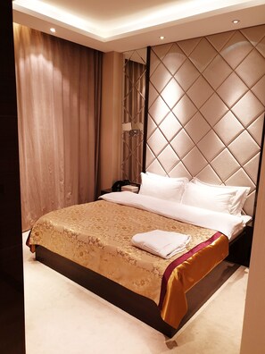 Minibar, caja fuerte, escritorio y espacio para trabajar con un portátil