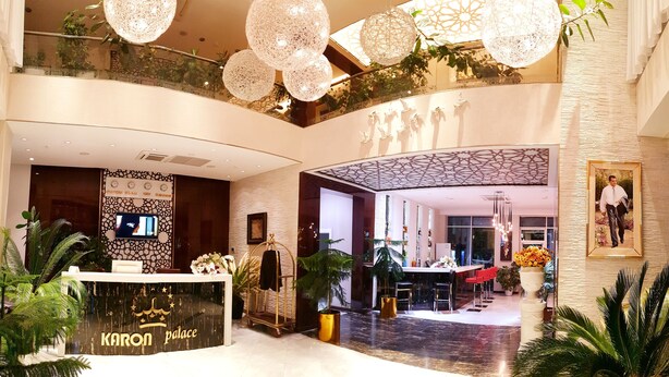 2 bars/lounges