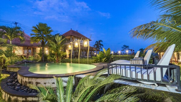 حمّام سباحة خارجي