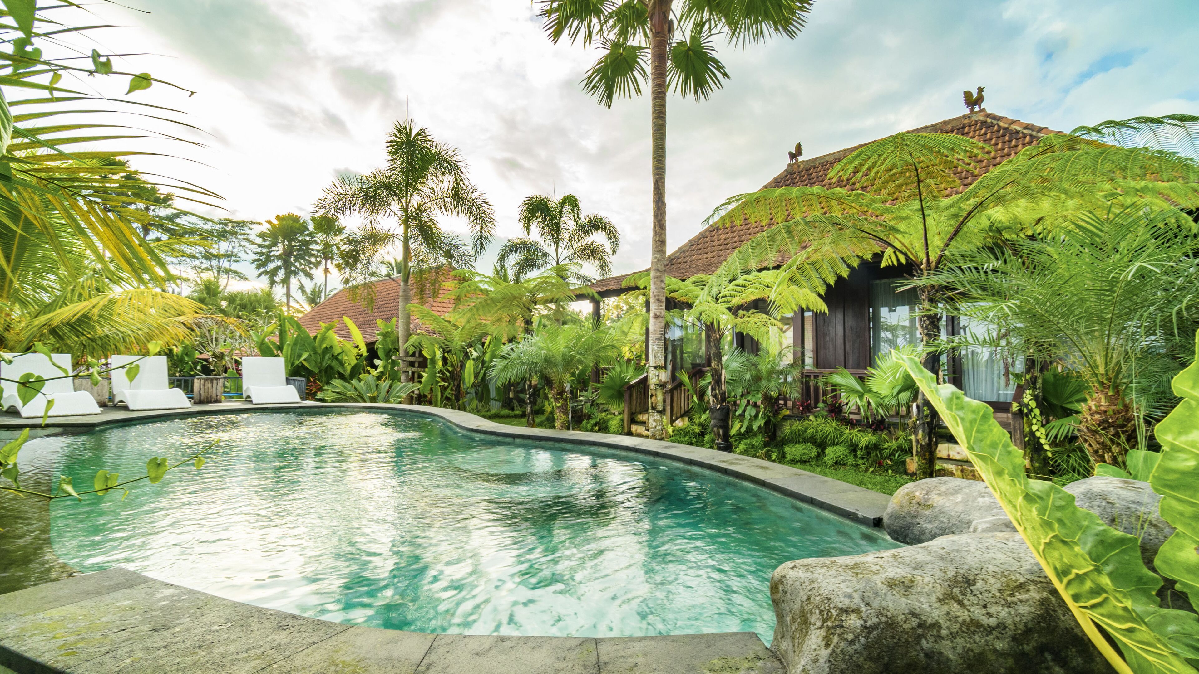 Una piscina al aire libre