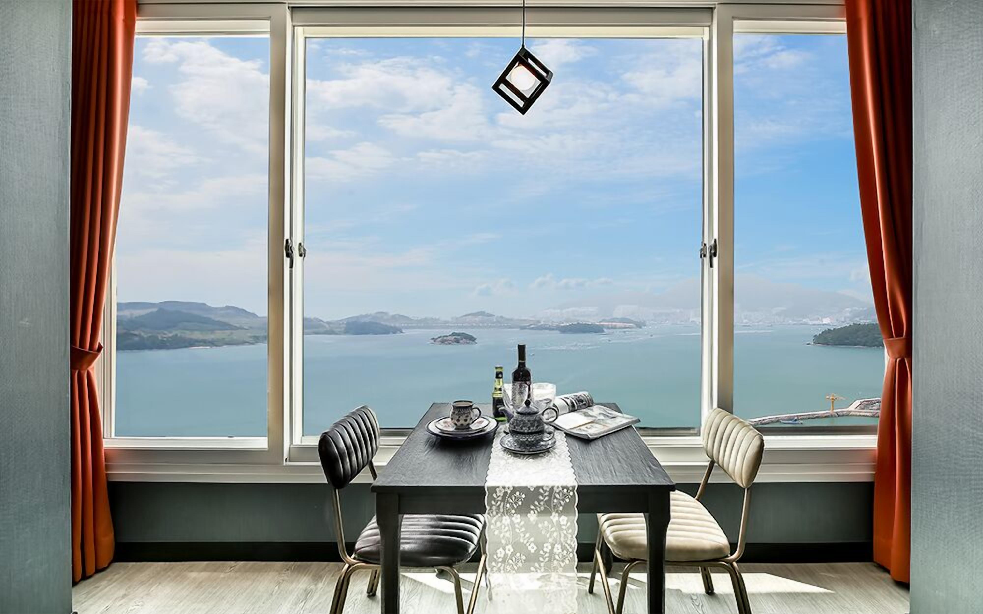 Iris | In-room dining