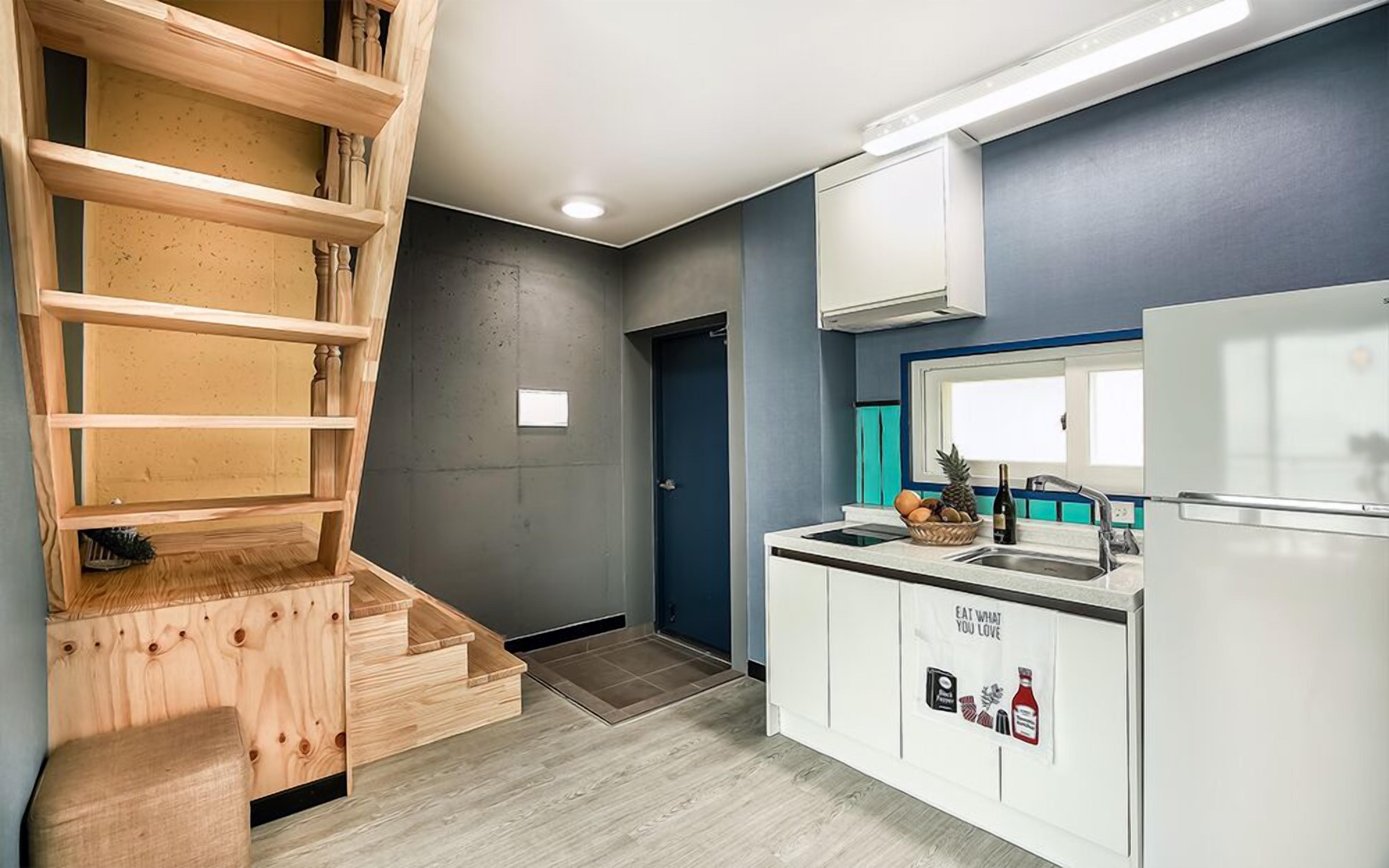 Jasmine | Private kitchenette | Full-size fridge, microwave, stovetop, electric kettle