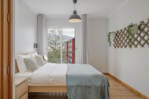 2 室のベッドルーム、アイロン / アイロン台、WiFi、ベッドシーツ