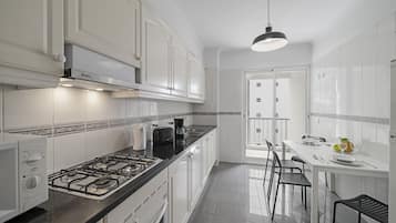 Coffee/tea maker, fridge, microwave, oven