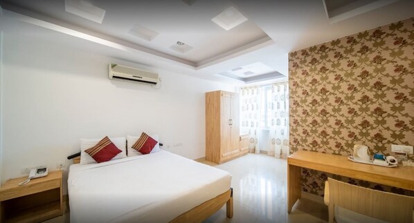 Minibar, escritorio, espacio para trabajar con laptop y insonorización