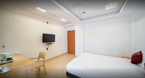 Minibar, escritorio y espacio para trabajar con laptop