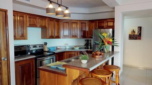 Køleskab, mikrobølgeovn, ovn, kogeplade