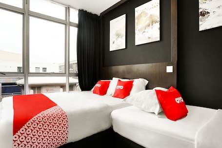 Escritorio, espacio para trabajar con laptop y wifi gratis