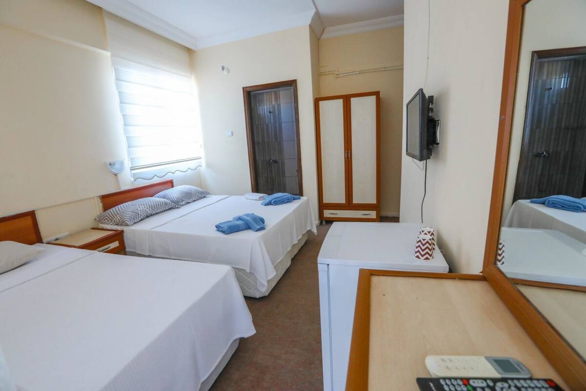 Habitación triple clásica | Minibar, wifi gratis y ropa de cama