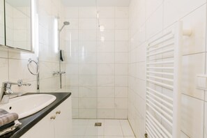 Deluxe-Apartment, 1 Schlafzimmer (Idunn) | Badezimmer | Haartrockner, Handtücher, Seife, Toilettenpapier