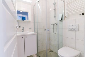 Cobertura, 2 quartos (Nanna) | Banheiro | Secador de cabelo, toalhas de banho, sabonete, papel higiênico