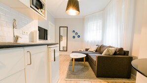 Leilighet – deluxe, 1 soverom (Idunn) | Oppholdsområde | Flatskjerm-TV