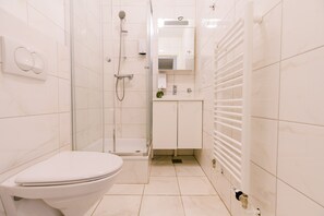 Deluxe-Apartment, 1 Schlafzimmer (Freyja) | Badezimmer | Haartrockner, Handtücher, Seife, Toilettenpapier