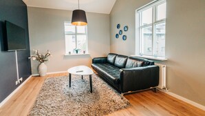 Loftsleilighet, 2 soverom (Nanna) | Oppholdsområde | Flatskjerm-TV