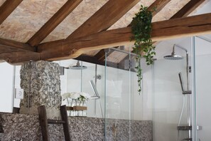 Villa, 1 Bedroom (Rosinha's) | Bathroom shower