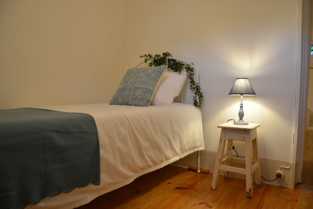 3 habitaciones, cortinas blackout y tabla de planchar con plancha