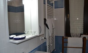 Double Room | Bathroom | Shower, free toiletries, hair dryer, bidet