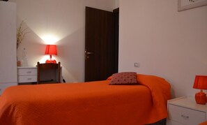Twin Room | Desk, free WiFi, bed sheets