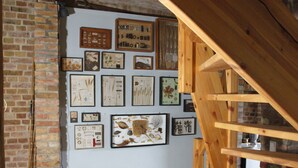 Een kamer met een bakstenen muur en een houten trap.