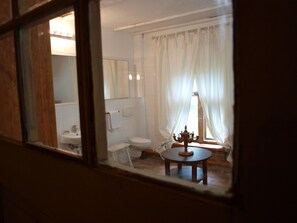 وحدا ت دش مع أحواض استحمام، مجففات شعر، مناشف، ورق حمّام