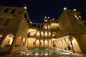 المنشأة من الخارج