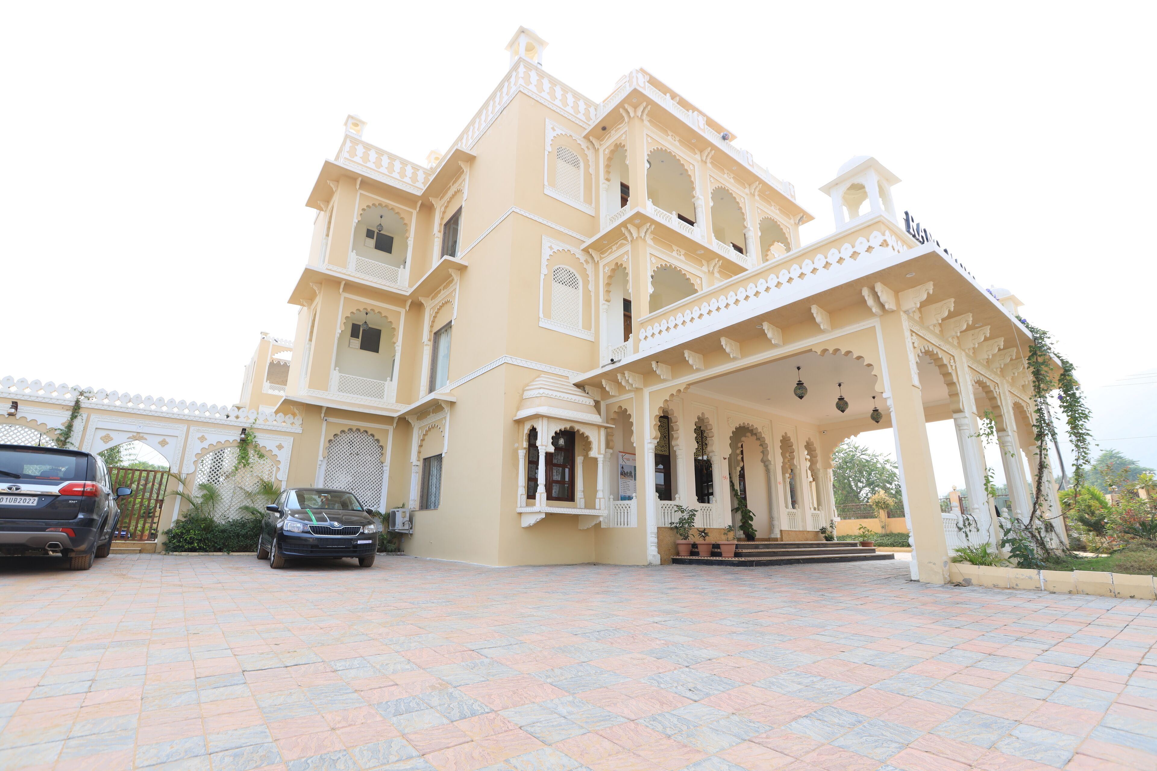Een groot, meerlaags gebouw met een traditionele architectuur, met balkons en ingewikkelde details.