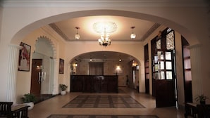 A lobby with an arched ceiling, a chandelier, and a reception desk. - Rangmahal Pushkar by DIV Hospitality (Pushkar)