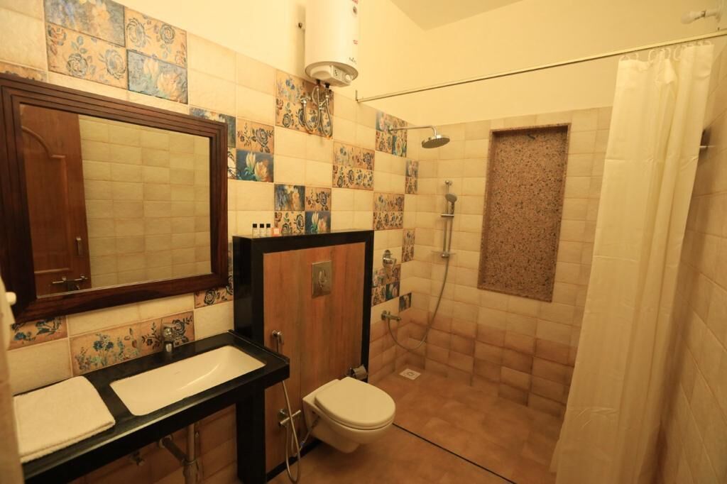 Une salle de bain avec un lavabo, des toilettes et une douche.