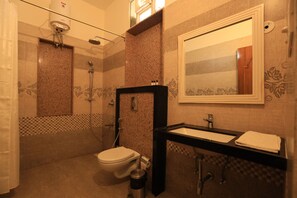 غرفة ديلوكس | حمام | تجهيزات دش، خف للقدمين، مناشف