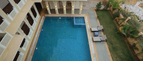 Kolam renang indoor dan kolam renang outdoor, dengan kursi berjemur