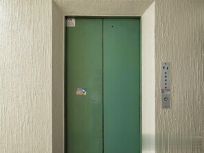 숙박 시설 입구