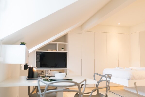 Réfrigérateur, micro-ondes, plaque de cuisson, cafetière/bouilloire