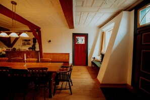 Cottage (incl. 400 EUR cleaning fee) | 10 bedrooms, cribs/infant beds, free WiFi, bed sheets