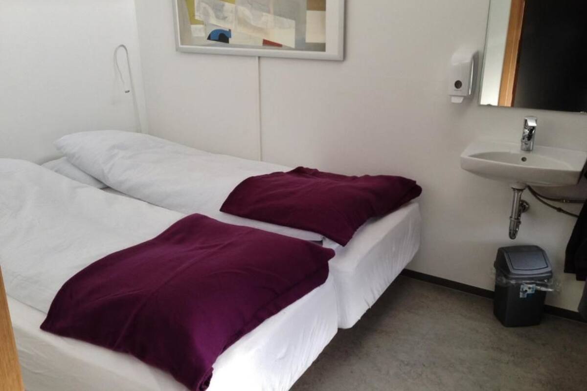 Eenvoudige Twin kamer, gedeelde badkamer | Hypoallergeen beddengoed, een strijkplank/strijkijzer, gratis wifi