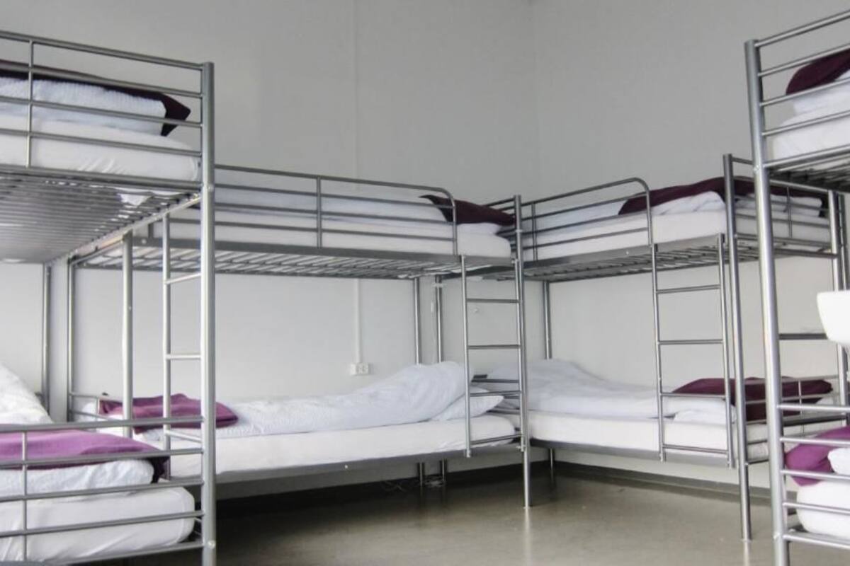 Slaapzaal, gemengde slaapzaal, gedeelde badkamer (8 Beds) | Hypoallergeen beddengoed, een strijkplank/strijkijzer, gratis wifi