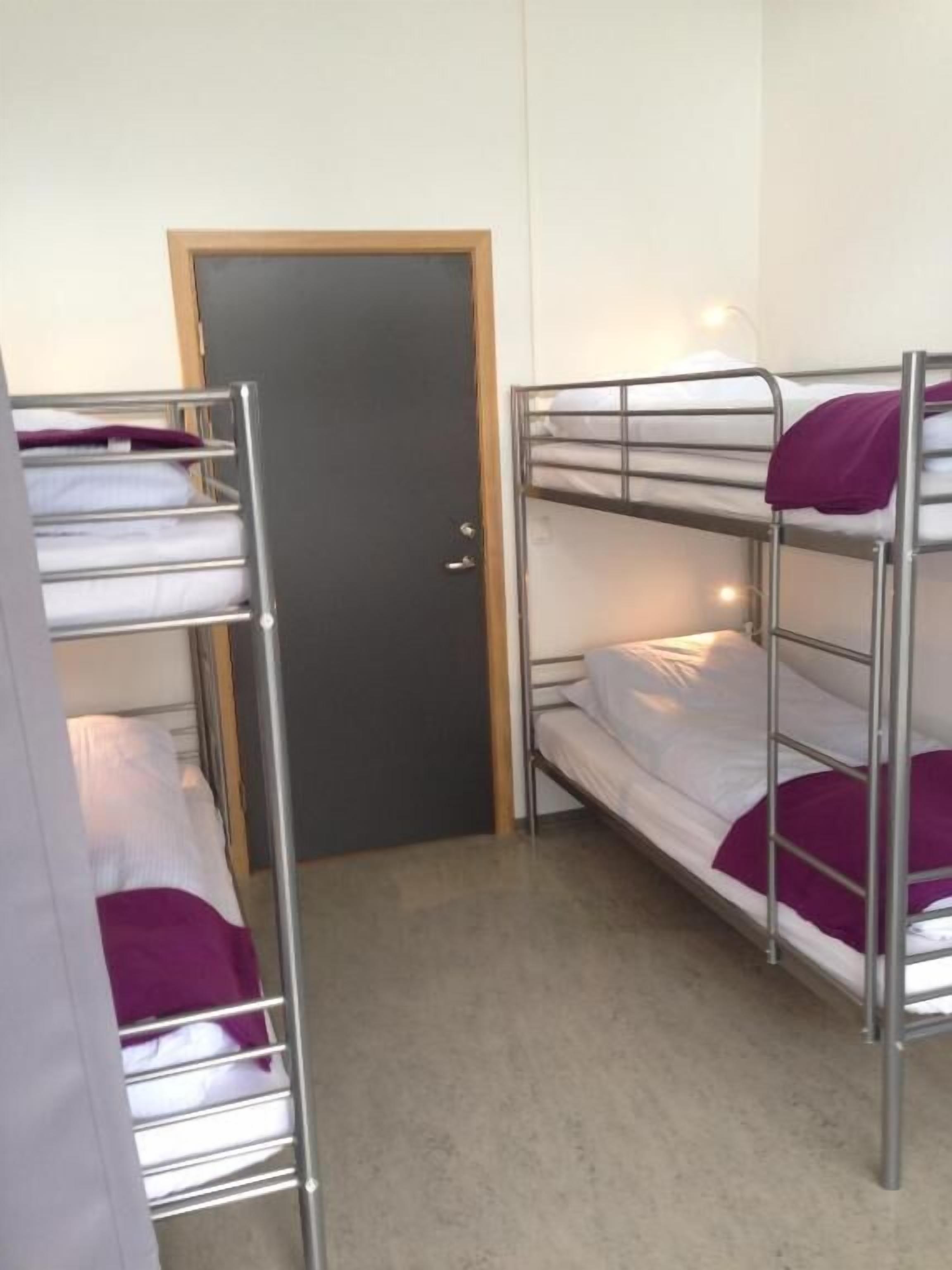 Slaapzaal, gemengde slaapzaal, gedeelde badkamer (4 Beds) | Hypoallergeen beddengoed, een strijkplank/strijkijzer, gratis wifi