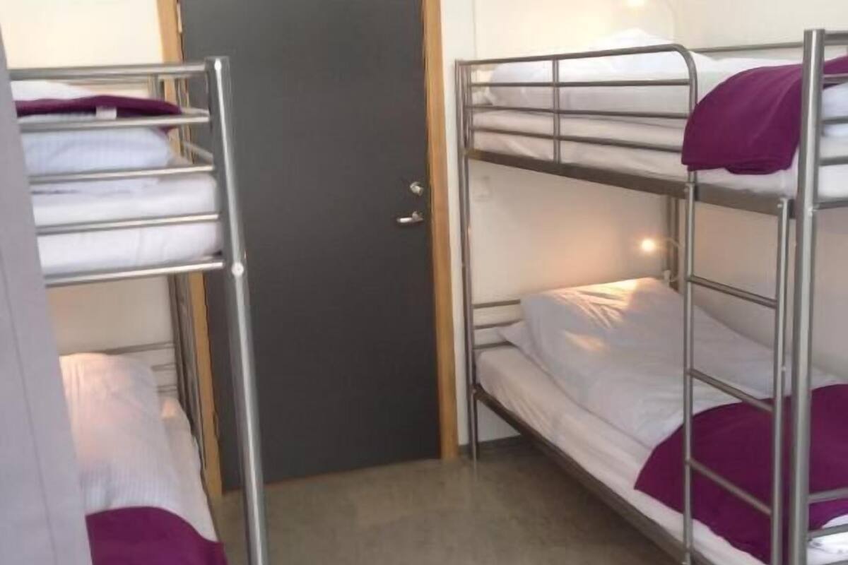 Slaapzaal, gemengde slaapzaal, gedeelde badkamer (4 Beds) | Hypoallergeen beddengoed, een strijkplank/strijkijzer, gratis wifi