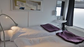 Basic Twin Room, Shared Bathroom | Hypo-allergenic bedding, iron/ironing board, free WiFi, bed sheets