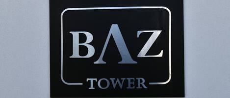 Un panneau portant l’inscription « TOUR BAZ ».