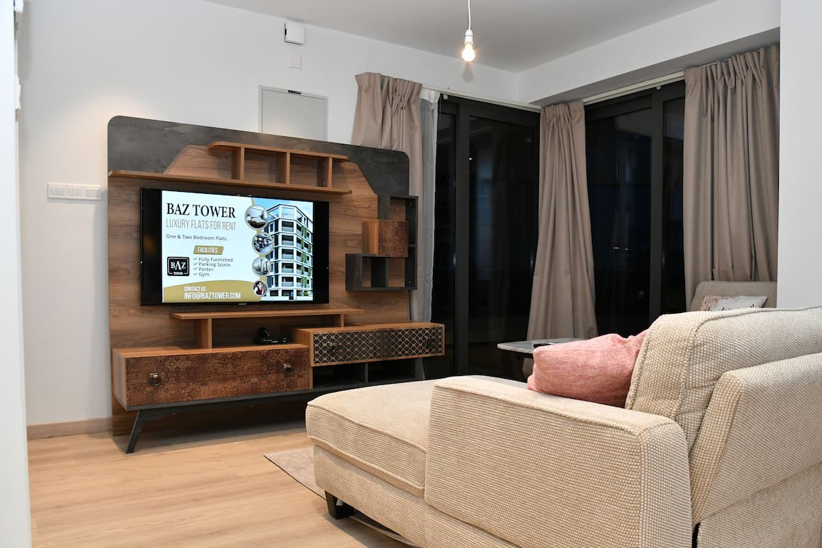 Căn hộ Superior | Khu phòng khách | TV màn hình phẳng 50-inch có truyền hình cáp, TV