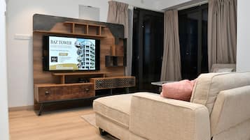 Superior-Apartment | Wohnbereich | 50-Zoll-Flachbildfernseher mit Kabelempfang, Fernseher