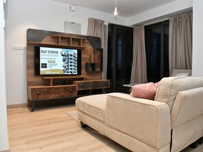 Lägenhet Superior | Vardagsrum | 50-tums platt-tv med kabelkanaler och tv